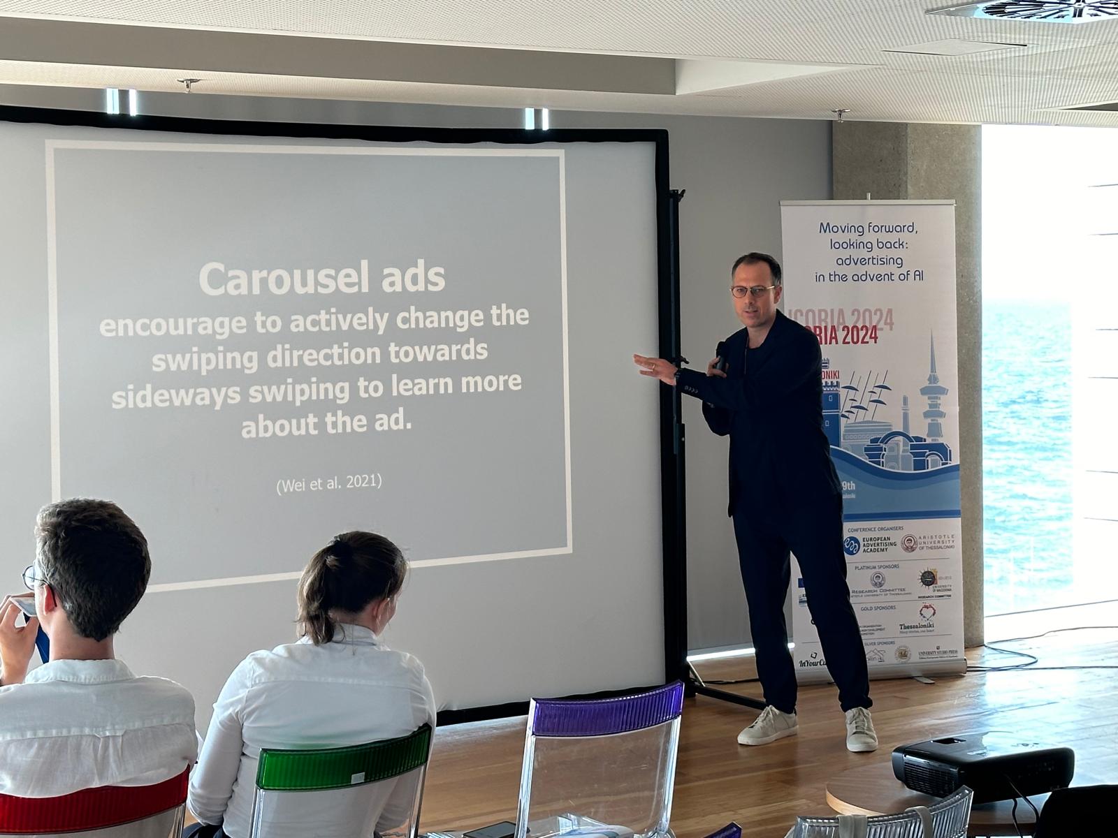 Stefan Rohrbach präsentiert Forschung zu Carousel Ads auf der ICORIA 2024